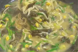 河南地道美食，芝麻叶糊涂面条，做法简单，面香汤浓，最后来勺芝麻盐和辣椒油，满口留香，还是儿时的味道，你有多久没吃过了？#面条 #河南美食 #芝麻叶 #好吃到停不下来