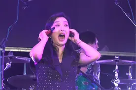 年轻的朋友都出来吧。别躲了。10年前你嫌土   十年后你挤都挤不进去#男女对唱 #凤凰传奇