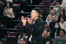 从菜鸟教练到王朝教练，杨鸣只用了四年，他也在和球队一起成长#杨鸣 #辽宁男篮视频封面