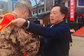2025年3月15日，竹山县全城人都在桃花源街区欢送新兵入伍！一生戎装 此生无悔…（摄影投稿：袁俊）（剪辑：张嬅老师）#朱青山 #十堰网红 #又是一年入伍季 @朱青山视频封面