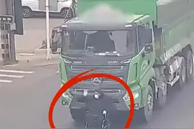 生死瞬间！男子狂追大货车，只因老人误入大货车盲区视频封面
