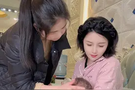 玲姐上次来家里看到宝宝身上长湿疹，特意从老家买山茶油过来，之前都不敢乱用，生怕宝宝过敏，还好有玲姐在！ #宝妈 #保姆 #vlog视频封面