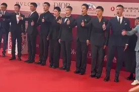 #电影蛟龙行动 亮相#上海国际电影节 主演#黄轩 带队在现场重现电影剧情相关，实在是太#飒 了！#电影视频封面