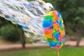 用吸管给孩子做一个好玩的泡泡机吧，可以吹出好多泡泡#手工diy #幼儿园手工#儿童手工