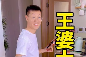 在这灯红酒绿的城市里，家是最温柔的港湾。当你风尘仆仆地归来，心中那份最柔软的牵挂，是家里那盏永远为你点亮的灯，是那个人，静静地等候在餐桌旁，只为给你呈上一锅热气腾腾的香辣虾。每一口都是爱的滋味。鲜嫩的虾肉，裹挟着浓郁的香辣酱汁，那是家的味道，是幸福的味道，是你奔波一天后，最渴望的慰藉。家，是永远的避风港，而我们是家中永远的主角。@泽先生和皓先生 @小泽先生 #香辣虾的做法 #暖心暖胃的烟火小城  #万家灯火终于有一盏灯属于我 #王婆大虾做法 #家的样子视频封面
