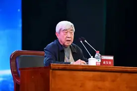 神舟号飞船首任总设计戚发轫与重庆中学生聊“天”图片