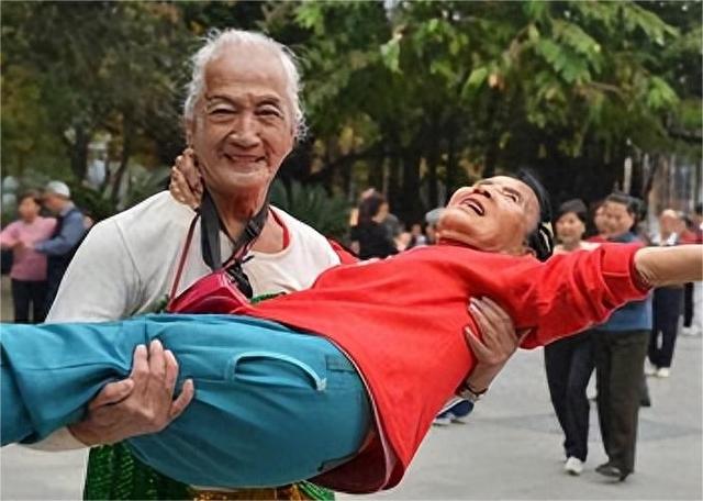 儿媳弟弟买房让我出50万，我只用了半个小时，儿媳哭着说：不要了