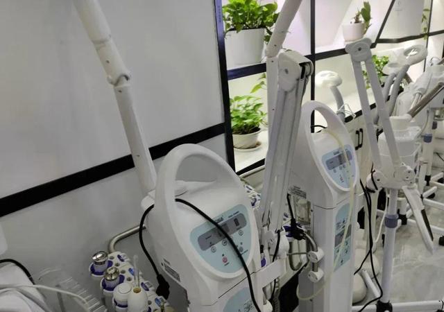 “惊爆！免费美容变抓捕行动，20余人无法逃脱！”