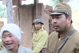 嘎子可真机灵，临走前还捡了把枪 #放映厅 #谢孟伟 #小兵张嘎 #好剧推荐