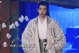 无字书最终被不化骨侵蚀黑化，武祯就像是他亲手养大的玫瑰，他怎么会拱手让人，他陪着武祯长大，教她妖法辅佐她当猫公，只对她一个人温柔，两个人互相陪伴，梅逐雨的出现打乱了这种平静，他渐渐被不化骨影响，和武祯越走越远了，灰长老卷土重来，无字书废去一半修为帮助武祯守护妖市