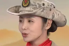 民兵领队李依潼，在我下达向右看口令的那一瞬间看到祖国盛世繁华