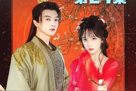 深陷爱与恨的纠缠，最后会怎样收场？ #繁华盛意难平 #一定要看到结尾 #月光短剧 #短国的夏天 幼时救下轩辕翊的陆依霜，被嫡姐陆青仪顶替恩情，沦为宫闱替身。三年屈辱中，她救下杀手夜隐换取一个承诺。当孩子因陆青仪迫害流产、帝王依旧偏听偏信时，她吹响骨笛决然离去。彼时轩辕翊挣脱陆青仪纠缠赶回，却只见焦土残垣，那颗他始终未能融化的冰霜之心，已随烈火化作青烟。