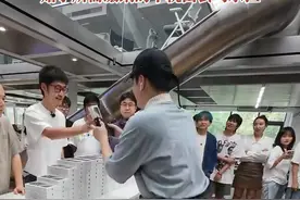 影视飓风4年给员工换新苹果手机，每人一台iPhone 17