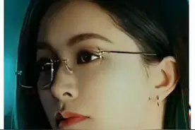 大结局 不眠日第二季来了，墨远致利用循环日逃脱，丁奇察觉异常，开启第二季，第一季里蒋育文为救女儿，现身与墨远致同归于尽，却被墨远致戏弄，得知目前RAN没有解药，每个获得特异功能的人，都带有副作用，蒋育文的免疫系统遭到破坏，迅速衰老，墨远致的眼睛出现问题，很可能便瞎，丁奇的心脏超负荷运行，在解救蒋育文后，前往抓捕墨远致时，心脏出现问题，最后一刻铐住墨远致，气疯了墨远致，就在众人以为丁奇没救了时，安岚研制出了半成品解药，虽然不能完全根治，却能救下丁奇，还可以让丁奇变成正常人，可令大家没想到的是，墨远致利用循环日逃脱开启第二季#不眠日 #白敬亭 #文咏珊 #悬疑