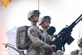 央视玩梗“坦克有没有后视镜”，吴京被冤采访爆火：请苍天辨忠奸