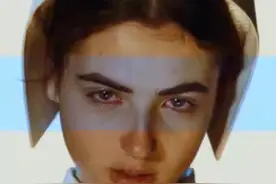 女孩是一位顶尖把妹高手，在修道院也会碰壁 |   《欢愉的艺术》解说的第一期 - 大家好，欢迎来到《宋歌混剪》。对我来说，这是第一次以这种“沉浸式”的方式与大家见面，这其中是受到《心中之城》作者所感染，他的优秀和文采甚至节奏把控，毋庸置疑我达不到他的半分，对于他这种优秀的方式呈现，我试着学习。借此我想引用雷军的一句话来陈述：“只要开始追赶，就走在了赢的路上”来激励自己！这其中我也花了很长时间梳理情节，为大家呈现我看到的且让我在意的细节。—《欢愉的艺术》最让我感兴趣的还是莫德丝塔的角色设定。莫德丝塔出生于无爱家庭，被母亲以 “私生女” 为由虐待，父亲的短暂温情实则夹杂控制与伪善。我也无法喜欢莫德丝塔，因为她当发火灾时，她目睹母亲沉睡选择无视，任由火焰吞噬父母 , 这一行为并非单纯的恶，也是长期压抑下对 “枷锁” 的暴力反抗，是用毁灭旧世界的方式寻求自我解放，展现出超越年龄的决绝与对 “新生” 的病态渴望。被园丁带入修道院后，院长的出现填补了她情感的空白，她对院长的依赖逐渐演变为超越母女的依恋。这种情感源于她对 “母爱” 的极度匮乏，甚至将院长视为唯一的精神寄托。—长成少女后，她对院长的情感从依赖转向爱慕，甚至在雷雨夜同床时“直视”院长的金发、展现出超越宗教规训的欲望。当院长提及与骑兵军官的恋爱并表达对男性的厌恶时，莫德丝塔内心的 “狂野” 被激发 ,她渴望打破院长的 “克制”，实则是对自身被压抑情感的反抗，也是对 “自由选择” 的本能追求。—莫德丝塔的一生，是被火焰贯穿的隐喻 , 童年的大火焚毁了物理上的枷锁，修道院的情感之火点燃了她对爱的渴望，而院长的拒绝则让她在 “心焰” 的灼烧中完成了又一次自我重塑。她像一株在废墟中生长的植物，根系深扎于痛苦，枝叶却奋力伸向唯一的光源（院长的关怀），当光源熄灭时，便用自身的狂野燃烧出另一条生路。    —结尾，她站在篝火旁，泛红的目光穿透夜色, 这不是终点，而是又一次启程。那场童年大火焚尽的不仅是家庭，更是世俗定义的 “正常人生”，而修道院的经历让她明白：所谓 “救赎” 从不在他人手中，而在自己是否有勇气拥抱那份被视为 “异端” 的真实。—或许未来，她会带着这份桀骜与伤痕离开修道院，如同当年走出火焰般走向未知,因为对她而言，真正的自由，从来都在规则之外，在每一次敢于直视内心狂野的瞬间。#影视经典补完计划 #欢愉的艺术