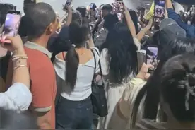 演员刘轩丞在开封高铁站，被大量粉丝涌上站台围堵