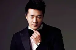 权相宇不再年轻，当年的男神外貌依然清新 韩国有一类演员，论帅，他不过二线；论演技，他不过三线；论绯闻，他不过四线。可是在某一个时段，他也曾呼风唤雨，赢得无数拥趸！比如，我们说说权相宇这个演员。权相宇知名度不差，演技不差，口碑不差，外形不差，甚至一直被认为是身材最棒的韩星，但他能够飘在浪尖的，完全靠作品流行时间，离开作品，简直低调的发闷。他给人印象最深的，当然是《天国的阶梯》，这部十几年前的韩剧，在当时勇夺韩国收视率第一不算，还在中国掀起了话题狂潮，权相宇饰演的车诚俊完全是无数女人心中最佳爱人的典范：帅、痴情、多金、为了爱人能够抛弃一切。试问，这样的男子哪个女人不爱。在这部韩剧中，权相宇除了角色形象之外，他那双无时无刻不忧伤的眼睛也是大杀器。再加上催泪女星崔智友，此剧不红都难。#韩剧 #韩剧推荐 #男神 #权相宇 #帅哥