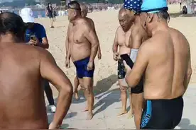 刚刚，青岛第一海水浴场内，一只百多斤的大海蟹被打捞上岸。