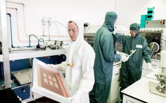 英国：我们觉得中国是竞争对手，中国：别闹，你连赛道也挤不进！