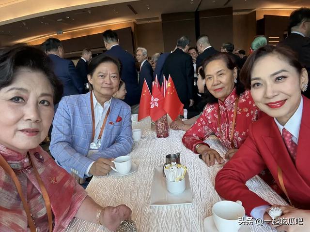 78岁汪明荃在香港出席国庆升旗仪式和庆祝酒会，穿衣打扮雍容华贵