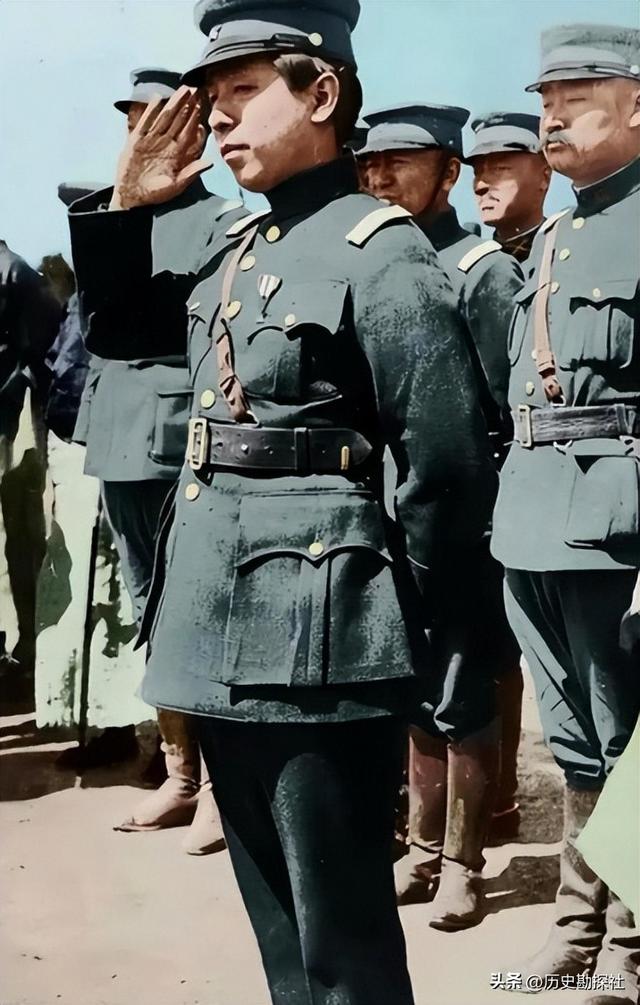 张学良和蒋中正在华山的珍贵合影，注意看两人表情	，已貌合神离