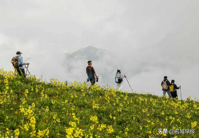四川阿坝：九顶山风景如画