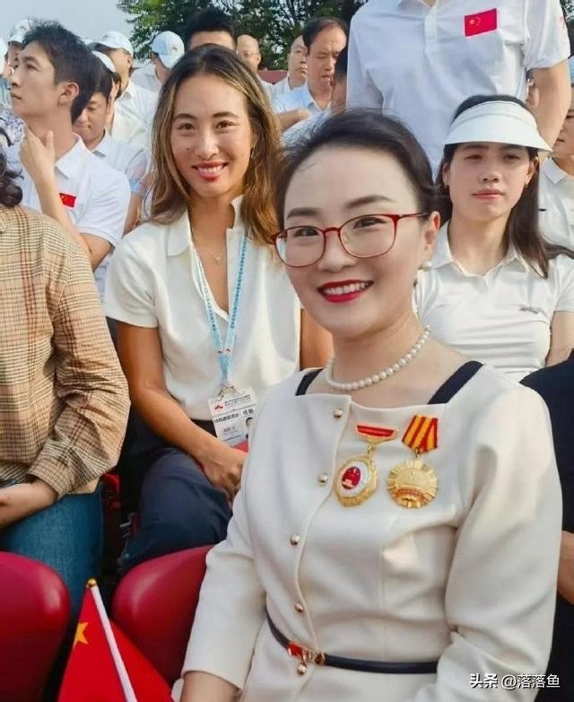九三阅兵现场！马龙站在徐梦桃旁边，王励勤也来了，大合影曝光
