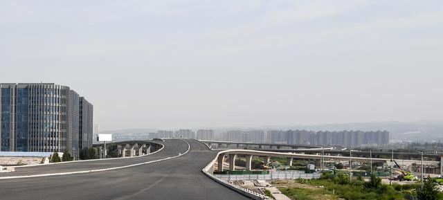 太原武宿国际机场空港配套工程项目道路工程铺油作业持续推进中