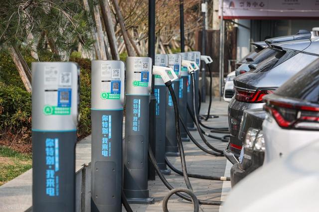 新能源车占半壁江山！市场刺刀见红，充电桩追车，两千亿投资进场