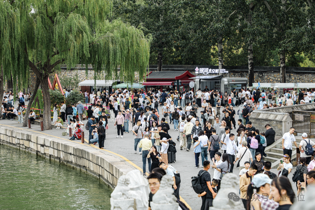 机器人“狂踹不倒”视频刷屏！太空舱遍布城市，银河通用秀麻了