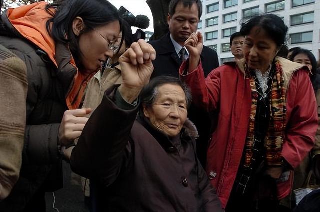 慰安妇控诉日军暴行，一个压在我身上，一个拉在我大腿上