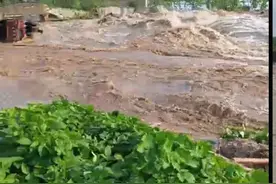 岳阳华容团洲洞庭湖一线决堤宽度延至220米，辖区内群众全部转移图片
