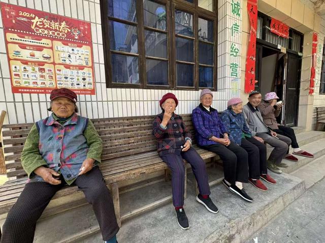 显后村：一个作家的采访掠影