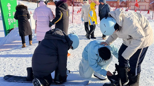 稚子“游山” 欢乐无限