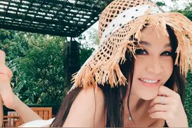 57岁温碧霞晒巴厘岛度假照，身穿白色泳衣大秀好身材，性感火辣！图片