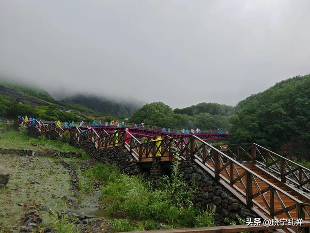 东北避暑游长白山站 山上雨大雾大人发抖 天池就是一个美丽的传说