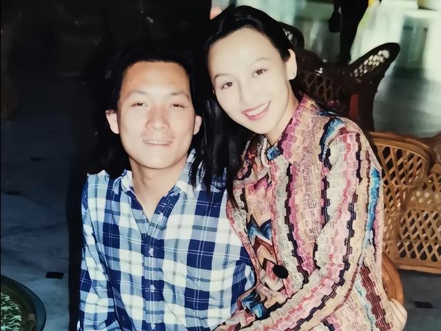 她19岁与导演私奔，在地下室裸婚连生3胎，今被丈夫用9部剧捧红