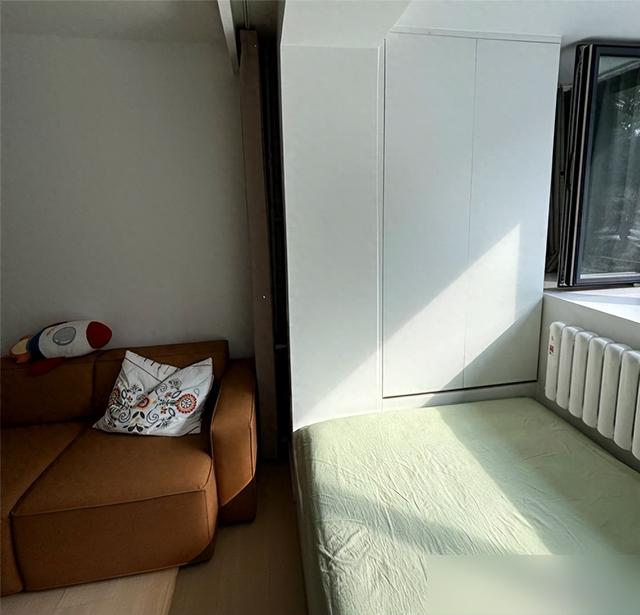 北京姑娘38㎡蜗居客厅火了	，因“阳台改成卧室”走红，太有想法了