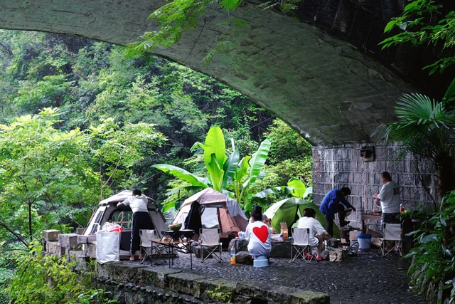 一脚踏进“冰瀑古道”！网友：哇！这里有点冷