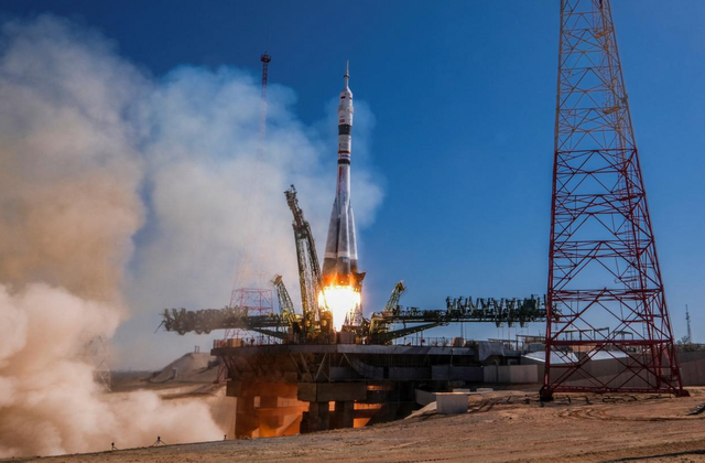 美俄宇航员并肩飞天，共赴空间站，航天合作未受地面局势影响