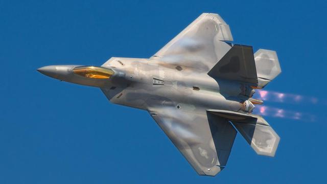 差距这么大？F-35护航普京归国由苏-35接手，苏-57都不配出场？