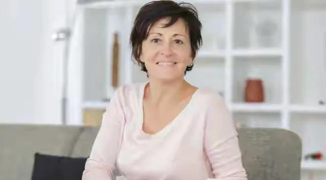 两性关系；不管你信不信，女人过54岁，都有如下7个症状，要接受