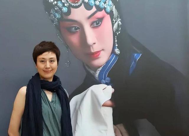 离婚18年才发现，身价上亿住四合院的李成儒，真的配不上史依弘