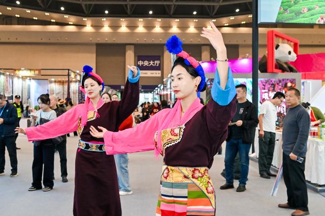 昌都携非遗亮相西旅会 唐卡、藏香等“圈粉”重庆市民