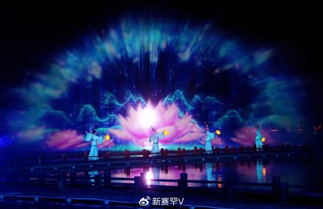 首场音乐光影水舞秀开场 游客在流光溢彩中感受赛罕热情