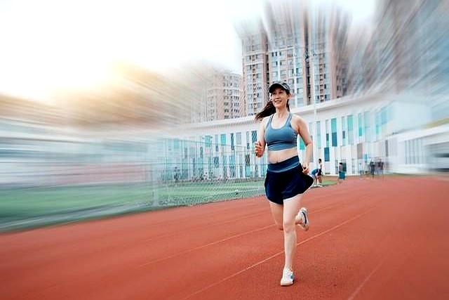 碳板鞋	，跑鞋中的高科技，但是有几种人不适合穿	。