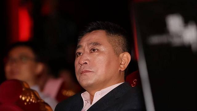 他是央视金牌主持人，57岁才结婚，娶北师大教授，气质高贵还漂亮