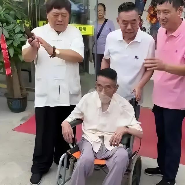 63岁杨议收美女徒弟，女生穿得花枝招展鞠躬敬茶，牵手贴脸引争议