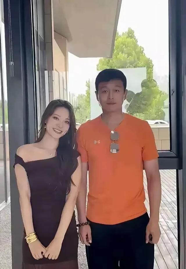 路人偶遇佟大为，真人帅过电视几十倍！穿搭简单，就是硬帅！